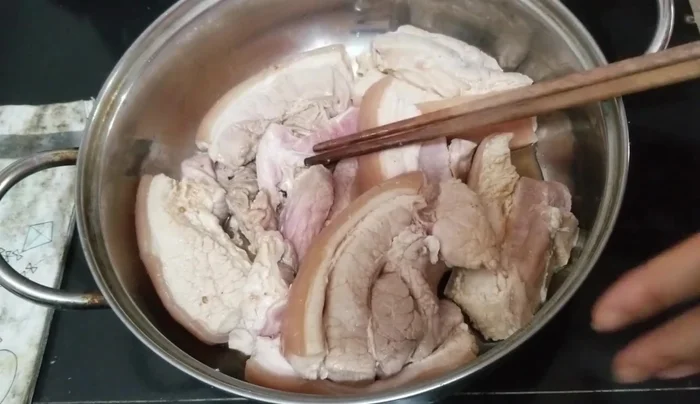Làm nóng nồi chiên không dầu ở 200 độ C trong 5 phút. (374.699)