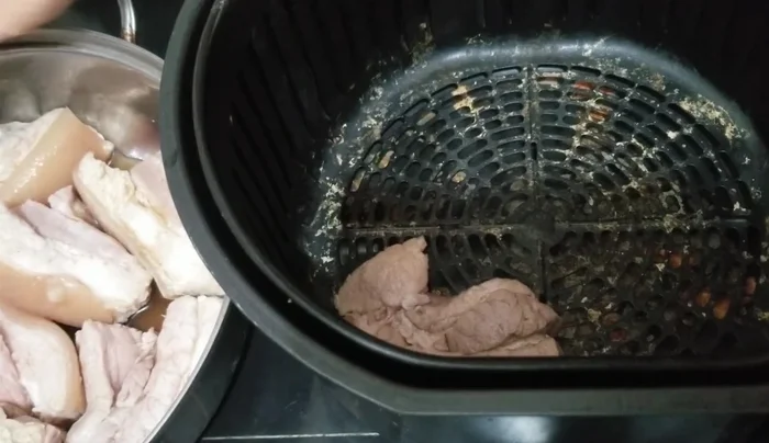 Cho thịt vào nồi chiên, nướng ở 180 độ C trong 20 phút. (380.34)