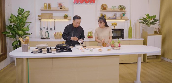 Nêm nếm gia vị: 1/4 muỗng muối, 1 muỗng rưỡi nước mắm. Đảo đều cho cơm ngấm gia vị.