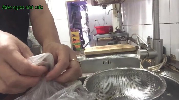 Chọn mua mực trứng tươi, kiểm tra độ tươi ngon (mực tươi, thân chắc, không có mùi lạ).
