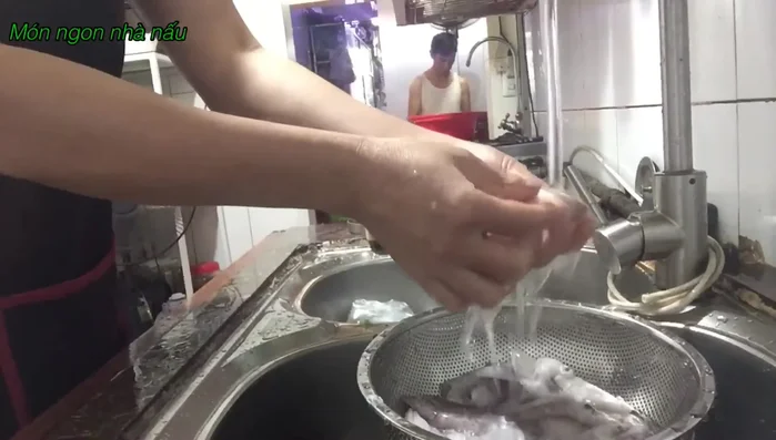 Rửa sạch mực trứng, để ráo nước khoảng 5 phút.