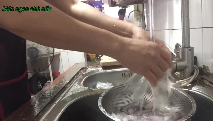 Chuẩn bị lá ổi, rửa sạch.