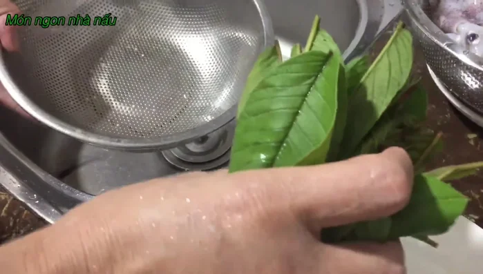 Cho mực trứng vào xửng hấp cùng với lá ổi.