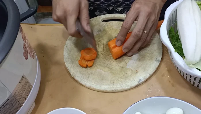 Cho nước vào nồi, đun sôi.