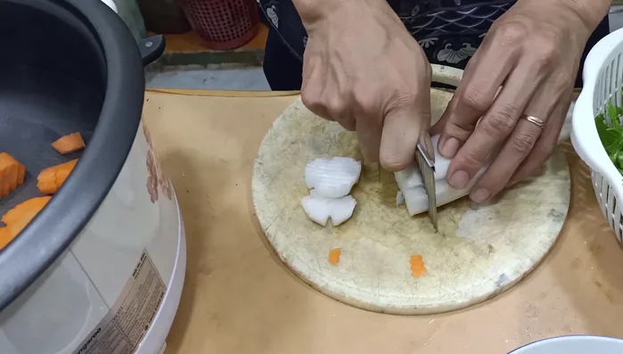 Thêm củ cải trắng, cà rốt vào nồi nước dùng đang sôi.