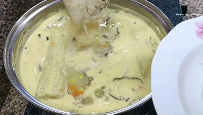 Xé thịt ức gà thành sợi.