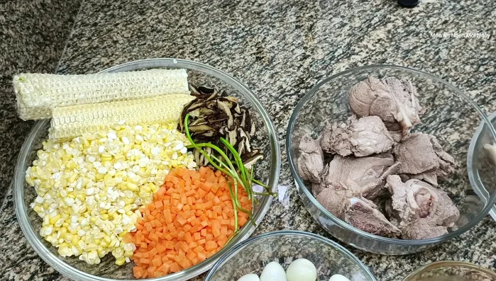 Sơ chế nguyên liệu: Xắt cà rốt hạt lựu, nấm đông cô xắt mỏng, hành tím xắt mỏng, hành lá và ngò rí xắt nhuyễn. Dạt bắp làm đôi. Trần sơ xương heo và thịt ức gà với nước sôi, rửa sạch.