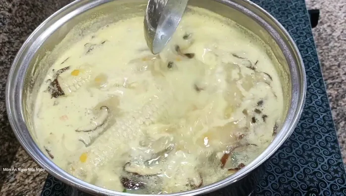 Vớt bỏ xương và cùi bắp.