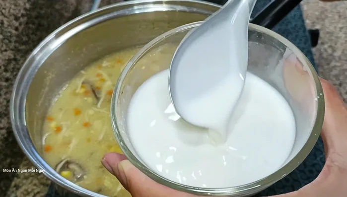Pha bột năng và bột bắp với nước lọc, khuấy đều. Cho từ từ hỗn hợp bột vào nồi súp, khuấy đều để tạo độ sánh.