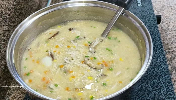 Tắt bếp. Thêm dầu mè và tiêu nếu muốn.