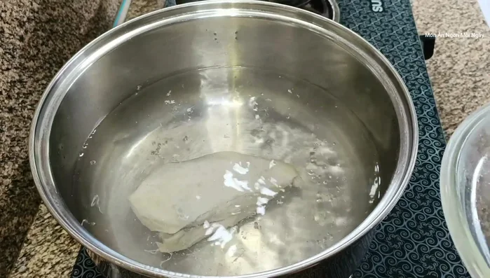 Nấu nước dùng: Cho 2 lít nước vào nồi, đun sôi. Thêm thịt ức gà, xương heo, cùi bắp vào nấu.
