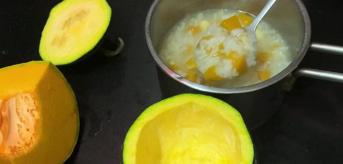 Cho cháo vào chén bí đỏ, thêm tổ yến đã chuẩn bị sẵn.