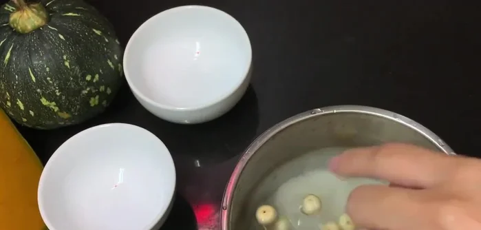 Vo sạch gạo và hạt sen.
