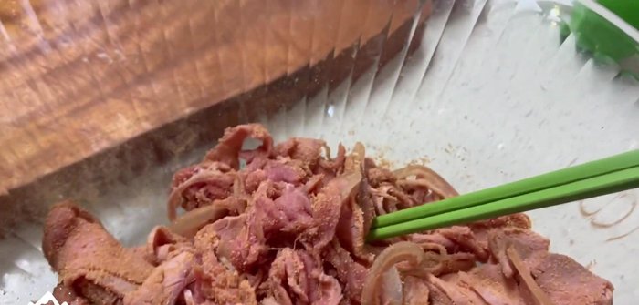 Cắt củ hành tây mỏng, để ráo và cho vào tủ lạnh để giòn.