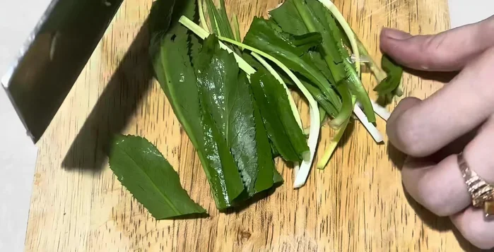 Xào tôm/tép và thịt cho săn. Nêm đường, hạt nêm, và một ít dầu điều (tùy chọn). Thêm hành lá và ngò gai.