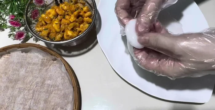 Lấy một viên bột, cán mỏng. Cho nhân vào giữa, túm mép lại tạo hình bánh.