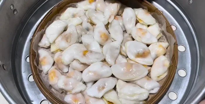 Hấp bánh trong nồi khoảng 10 phút với lửa trung bình nhỏ.