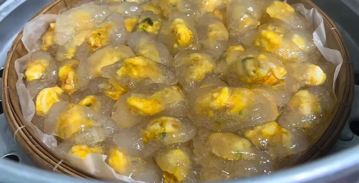 Để bánh nguội hoàn toàn trước khi lấy ra.