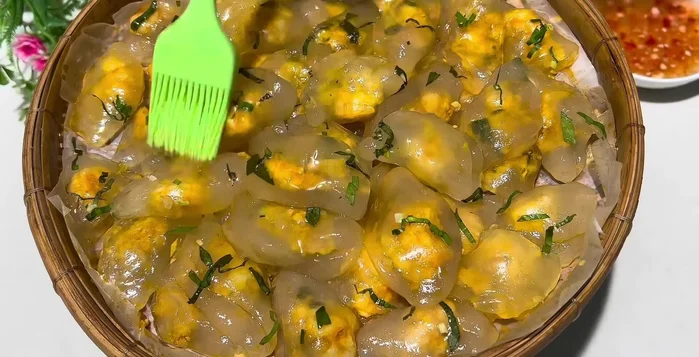 Pha nước chấm chua ngọt với nước mắm, chanh, đường, tỏi, ớt.