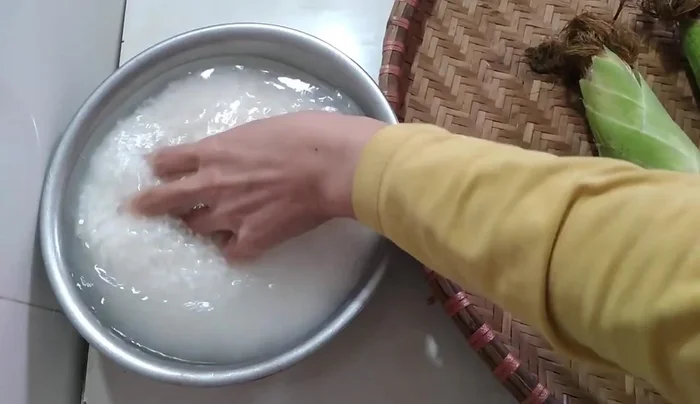 Sáng hôm sau, loại bỏ nước ngâm gạo (114.43).