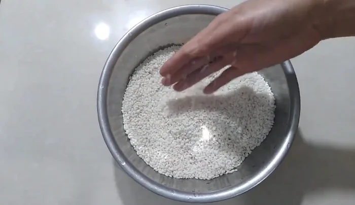 Vo gạo nếp, cho thêm một chút muối và ngâm qua đêm (13.2).