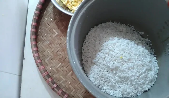 Thêm nước vào nồi cơm điện sao cho lượng nước đủ để nấu xôi (372.74). Không cần nhiều nước vì ngô cũng đã chứa nước.