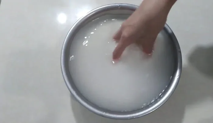 Cho ngô vào gạo nếp đã vo, thêm một ít muối (80.11).