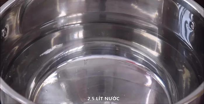 Hầm rau củ: Cho 2 lít nước vào nồi, đun sôi. Thêm bắp, củ sắn, củ su hào, củ cải trắng, củ cải cà rốt vào hầm khoảng 1 tiếng.