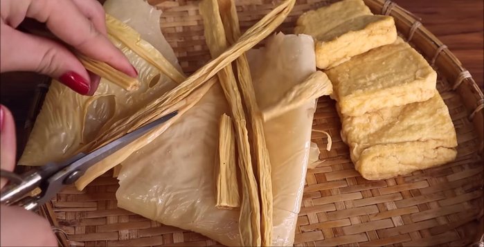 Sơ chế tàu hủ: Tàu hủ ky bẻ/cắt nhỏ. Tàu hủ miếng cắt khúc 5cm. Chiên vàng các loại tàu hủ.