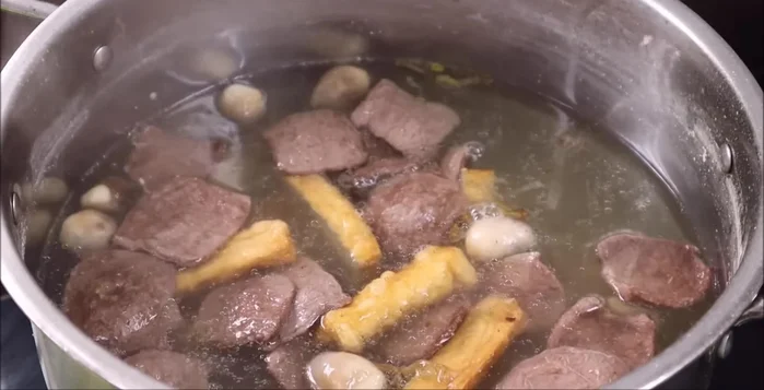 Hoàn thiện nước dùng: Cho bò lát chay, nấm rơm, tàu hủ vào nước dùng. Thêm đường phèn, hạt nêm chay, nêm nếm vừa ăn, đun sôi 5 phút.