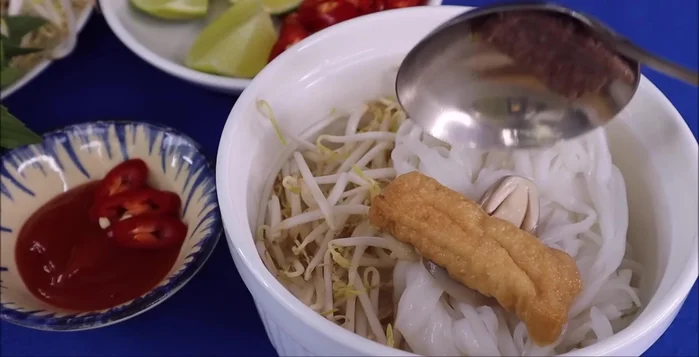 Trình bày: Cho sợi phở vào tô, chan nước dùng, thêm bò lát chay, nấm rơm, tàu hủ, giá, rau thơm, tiêu xay.