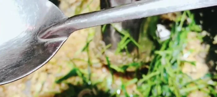 Trộn hỗn hợp gia vị đã giã với lá chanh thái sợi, nước mắm, mật ong, dầu ăn, dầu hào.