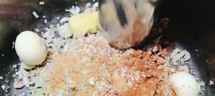 Giã nhuyễn sả, gừng, tỏi, ngũ vị hương, đường, hạt nêm.