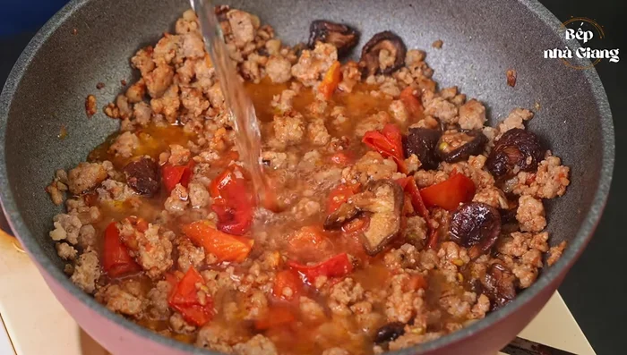 Thêm nước lọc hoặc nước hầm xương, đun sôi rồi hạ lửa nhỏ, nấu thêm 10 phút.