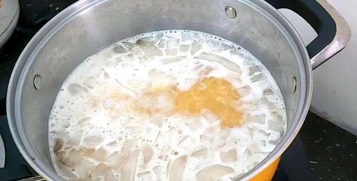 Thêm bột năng: Cho bột năng vào, khuấy đều (378.58).