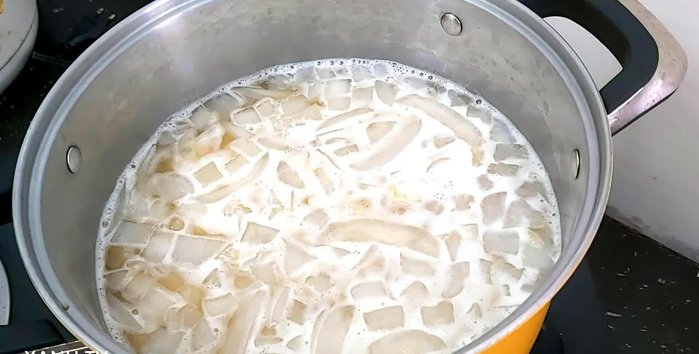 Chuẩn bị nguyên liệu: Ngâm đậu xanh khoảng hơn 1 tiếng (50.129). Vắt nước cốt dừa (55.71). Cắt nhỏ thốt nốt (200.129).
