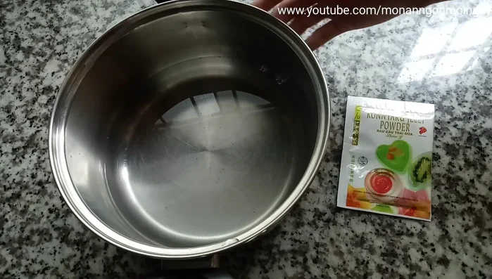 Nấu rau câu: Đun sôi 1 lít nước, cho bột rau câu vào khuấy đều đến khi tan và sôi lại, tắt bếp. Đổ ra tô để nguội và đông lại.