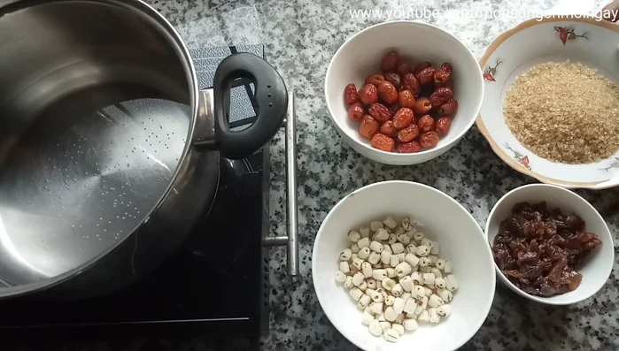 Nấu chè: Đun sôi 1 lít nước, cho 150g đường phèn vào khuấy tan.