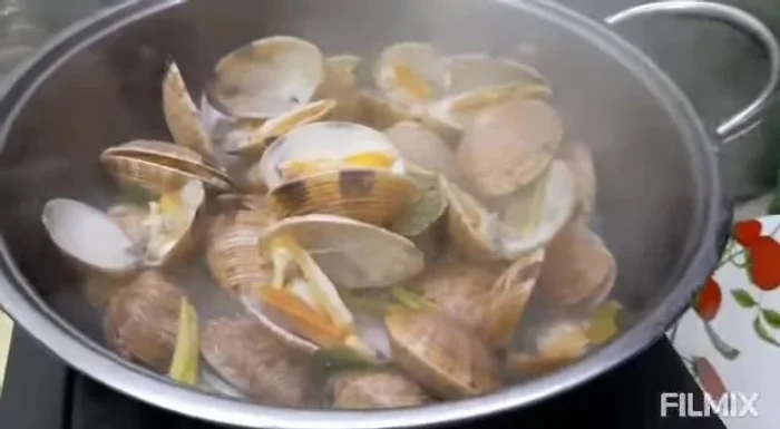 Đậy nắp nồi và hấp.