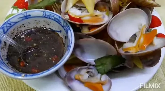 Sò lụa hấp sả chín rồi, bày ra đĩa.