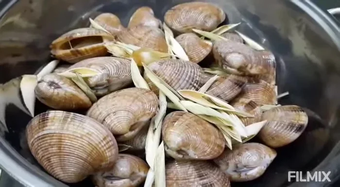 Cho sò lụa vào nồi.
