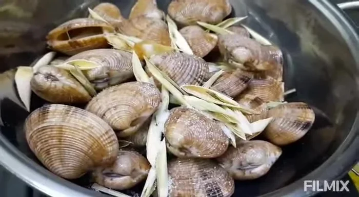 Thêm sả, muối, và bột ngọt vào nồi.