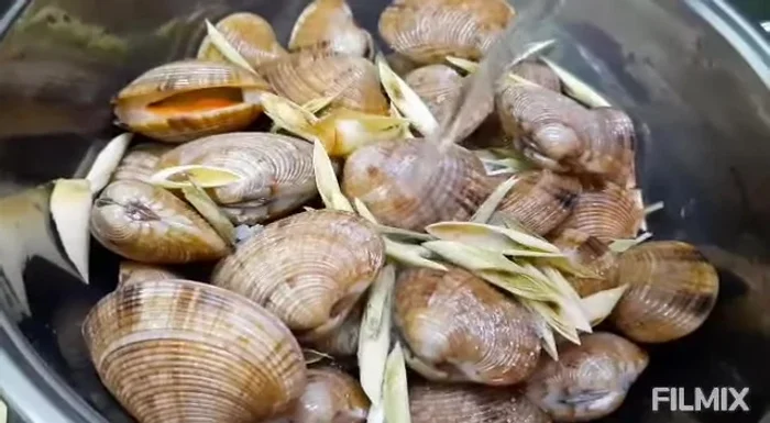 Cho thêm một ít nước vào.