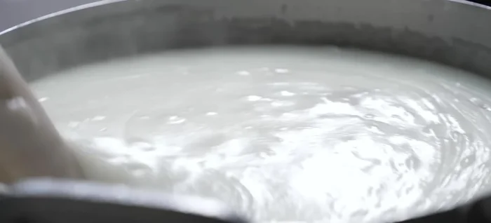 Múc cháo ra bát, thêm sườn, hành, gừng, quẩy và ruốc tùy thích [175.2].