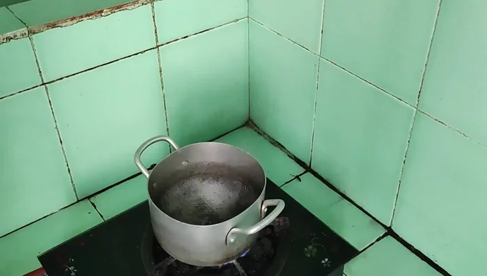 Đun sôi nước trong nồi. (41.52)