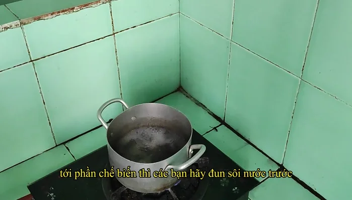 Cho măng tây vào nước sôi. (43.48)