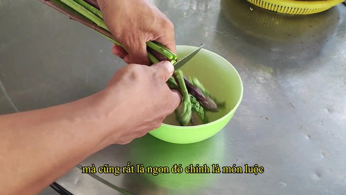 Rửa sạch măng tây, cắt bỏ phần gốc già hoặc gọt lớp vỏ già bên ngoài nếu cần. (0.199)