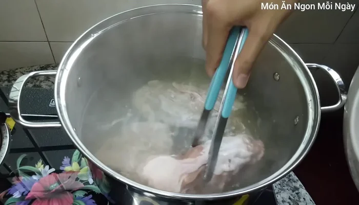 Cho xương gà, củ cải trắng, nấm rơm, chân ngò rí, hành tây vào nồi nước dùng, đun sôi rồi hạ lửa nhỏ.