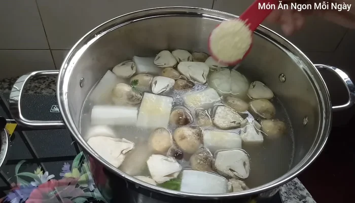 Nêm gia vị: 2 muỗng canh hạt nêm, 1 muỗng cà phê muối, 1/2 muỗng canh bột ngọt, 2 muỗng canh đường phèn, bột nghệ (tùy chọn).