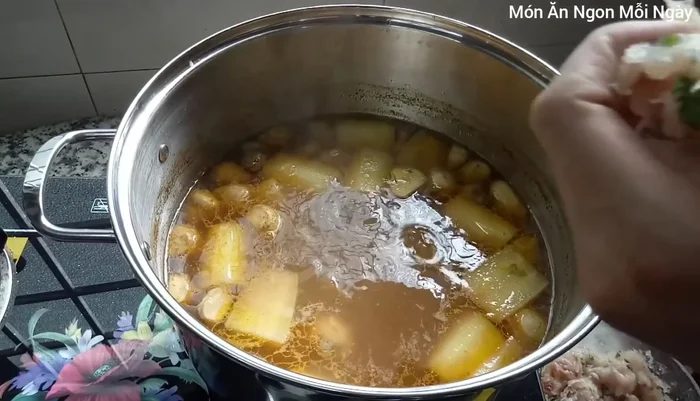 Khi nước dùng sôi, cho chả cá vào nặn thành viên, nấu thêm 7-10 phút cho chín. Thêm 1/2 muỗng cà phê tiêu nguyên hạt.